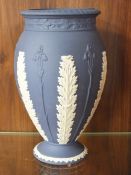 A WEDGWOOD JASPERWARE NAVY BLUE VASE, HEIGHT 19 CM