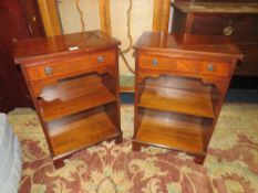A PAIR OF REPRODUCTION MAHOGANY BEDSIDE CABINETS H-72 W-47 CM (2)