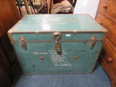 A VINTAGE GREEN PACKING TRUNK - BANDED H-61 W-88 CM