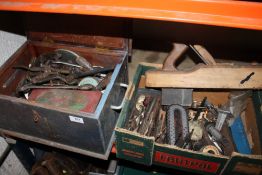 A WOODEN BOX PLUS SMALL TRAY OF HAND TOOLS ETC