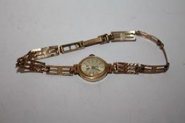A LADIES 9 CT GOLD WRISTWATCH ON 9CT GOLD STRAP