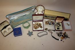 A BOX OF COSTUME JEWELLERY TO INCLUDE EARRINGS, BROOCH ETC.