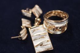 A SET OF MODERN SILVER ROSE GILT / 925 EARRINGSS, PENDANT AND RING SET - 12.2G