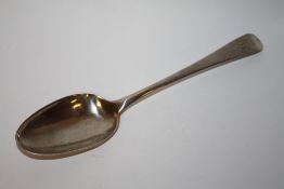 AN 18TH CENTURY HALLMARKED SILVER SERVING SPOON (HALLMARK RUBBED)