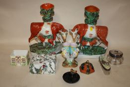 A COLLECTION OF ASSORTED CERAMICS TO INCLUDE A PAIR OF STAFFORDSHIRE STYLE COW AND CALF VASES,