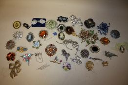 A BOX OF MODERN AND VINTAGE BROOCHES