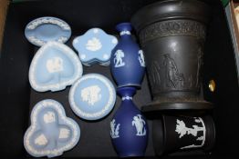 A SMALL TRAY OF WEDGWOOD JASPERWARE TO INCLUDE A BLACK BASALT VASE S/D