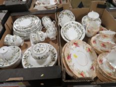 TWO TRAYS OF WEDGWOOD BEACONSFIELD TEA AND DINNERWARE TO INCLUDE A SMALL QUANTITY OF VINTAGE