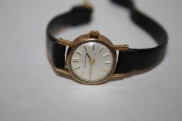 A LADIES 9 CT GOLD ETERNAMATIC WRISTWATCH ON LEATHER STRAP