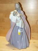 A LARGE NAO FIGURE OF A WOMAN AND CHILD, HEIGHT 34 CM, MODEL NUMBER 1300