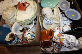 TWO TRAYS OF ASSORTED CERAMICS TO INCLUDE A WEDGWOOD JASPERWARE COMPORT