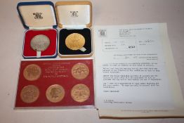 A ROYAL MINT COMMEMORATIVE QUEENS SILVER JUBILEE MEDAL TOGETHER WITH A BRONZE EXAMPLE AND A