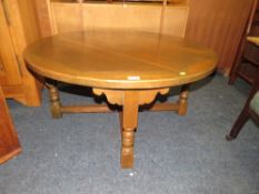 A LARGE OAK CIRCULAR COFFEE TABLE DIA. 99 CM