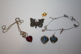 A SMALL BOX OF SILVER AND WHITE METAL JEWELLERY TO INCLUDE A GEMSET BUTTERFLY BROOCH STAMPED 925