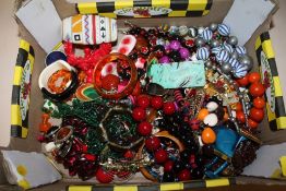 A TRAY OF RETRO STYLE COSTUME JEWELLERY