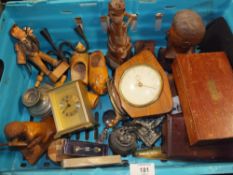 A TRAY OF TREEN TO INCLUDE CARVED FIGURES TOGETHER WITH A DECORATIVE WALL HANGING RIFLE