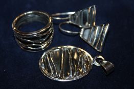 A MODERN SILVER / 925 RING, EARRINGS AND PENDANT SET - APPROX 13.6G