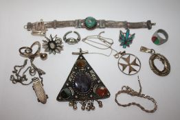 A BAG OF SILVER AND WHITE METAL JEWELLERY TO INCLUDE SILVER RINGS, EASTERN STYLE POLISHED STONE