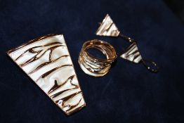 A MODERN SILVER ROSE GILT PENDANT, RING AND EARRINGS SET - APPROX 17.5G