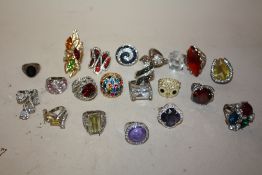 A COLLECTION OF MODERN COSTUME DRESS RINGS