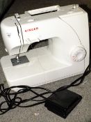 A MODERN SINGER 1507 ELECTRIC SEWING MACHINE