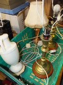 A BOX OF TABLE LAMPS TO INCLUDE BRASS EXAMPLES (PLASTIC TRAY NOT INCLUDED)