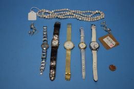 A QUANTITY OF WRISTWATCHES AND COSTUME JEWELLERY