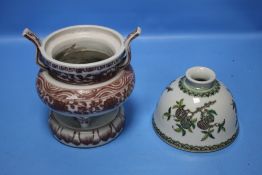 AN ORIENTAL INVERTED BOWL SHAPED VASE WITH MARKS TO BASE, H 10 CM AND AN ORIENTAL BOWL WITH BASE, NO