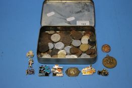 A TIN OF ASSORTED COINS AND BADGES