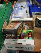 A BOX OF VINTAGE TOYS TO INCLUDE BOXED WELLS FARGO OVERLAND STAGECOACH AND A QUANTITY OF COLLECTABLE