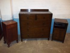 A MID 1900S CHEST OF FIVE DRAWERS, TWO OVER THREE AND TWO OAK BEDSIDE CABINETS