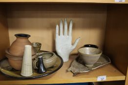 A QUANTITY OF STUDIO POTTERY TO INCLUDE A SCULPTURE OF A HAND