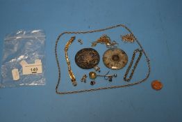 A CHINESE JADE TYPE AMULET AND A QUANTITY OF YELLOW AND WHITE METAL JEWELLERY