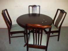 A STAG MAHOGANY EXTENDING DINING TABLE SET WITH FOUR CHAIRS