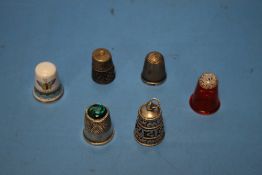 SIX THIMBLES INCLUDING HALLMARKED SILVER, CAITHNESS GLASS, SPODE ETC.