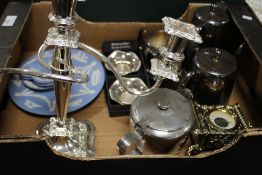 A QUANTITY OF SILVER PLATED WARE AND WEDGWOOD JASPERWARE