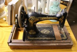A VINTAGE SINGER SEWING MACHINE IN WOODEN CASE (CASE A/F)