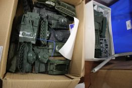 TWO BOXES OF PLASTIC AIRFIX MILITARY VEHICLES / TANKS AND A LARGE QUANTITY OF AIRFIX SOLDIERS