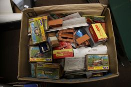 A BOX OF MODEL RAILWAY ACCESSORIES TO INCLUDE OLD TRAIN MINI CLUB MODEL KITS