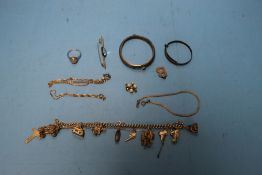 A QUANTITY OF SILVER AND WHITE METAL JEWELLERY TO INCLUDE A CHARM BRACELET