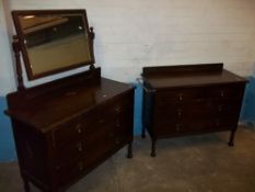 AN EARLY 1900S OAK DRESSING TABLE WITH A MATCHING CHEST OF DRAWERS