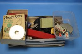 A QUANTITY OF COSTUME JEWELLERY AND POWDER COMPACTS