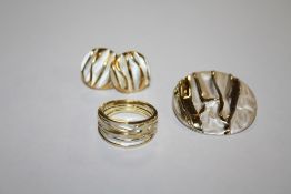 A SILVER GILT DESIGNER STYLE RING, PENDANT AND EARRINGS SET, APPROX 17.2 G