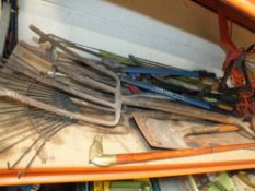 A SMALL SELECTION OF GARDEN TOOLS TO INCLUDE AN ELECTRIC FLYMO STRIMMER