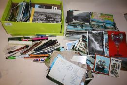 A QUANTITY OF VINTAGE AND MODERN PENS AND PENCILS TO INCLUDE PARKER EXAMPLES TOGETHER WITH A SHOEBOX