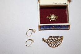 A HALLMARKED 9 CARAT GOLD LEAF BROOCH TOGETHER WITH A PAIR OF 9K GOLD EARRINGS (MISSING ONE PEARL)