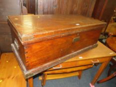 AN ANTIQUE MAHOGANY TRUNK WITH TWO CARRY HANDLES AND NAME PLAQUE - K. HILL W- CM