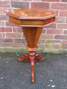 A VICTORIAN WALNUT TRUMPET SHAPED WORK TABLE H-73 CM