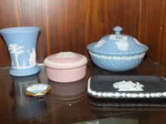 FIVE PIECES OF WEDGWOOD JASPERWARE TO INCLUDE A BROOCH S/D