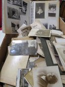 A BOX OF VINTAGE BLACK AND WHITE PHOTOGRAPHS AND EARLY 20TH CENTURY CABINET PHOTOS AND CARTE DE